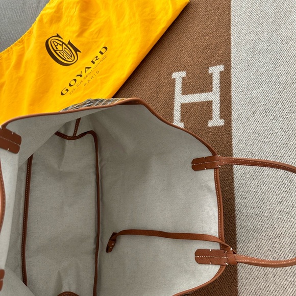 Authentic black/tan Goyard St. Louis PM Tote in Excellent conidition. - Picture 3 of 4